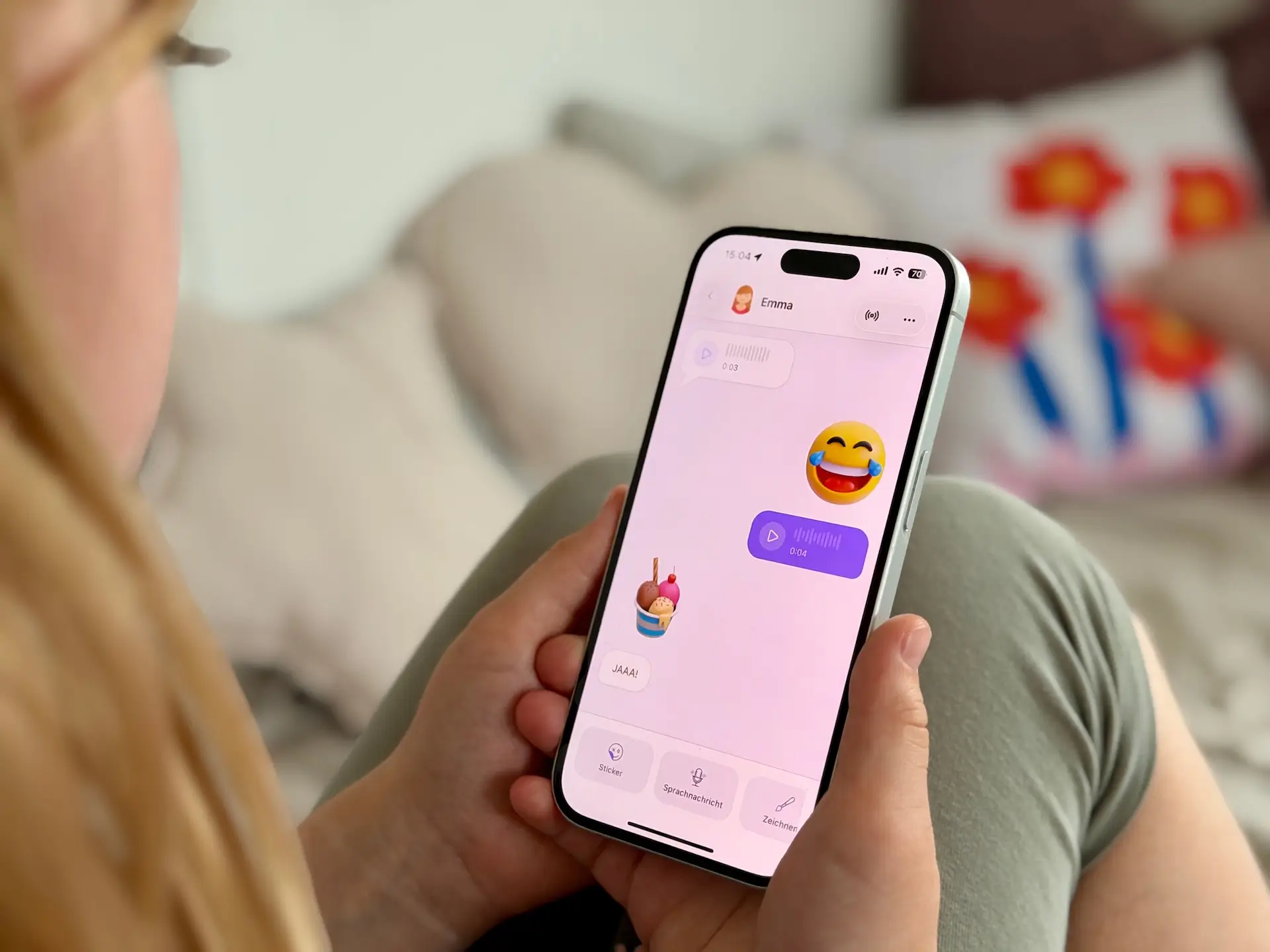 Mutter liest Ping-Nachrichten auf einem Smartphone — Foto aus dem Stadt Land Mama Artikel über Ping